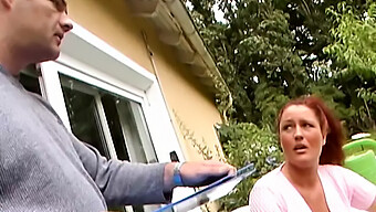 Milf Excitată Se Înfruntă Cu Două Puli Într-Un Trio Hardcore În Curtea Din Spate