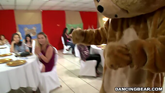 Připojte Se K Slavnostem Se Známým Dancing Bear A Jeho Skupinou Různorodých Jedinců!