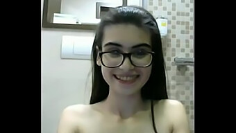 Tiener (18+) Italiaans Cammeisje Laat Haar Kleine Lichaam Zien Op Exposedcams.Cf