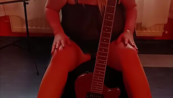 Grandi Tette E Chitarra: Una Milf Seducente Che Fa Il Tease