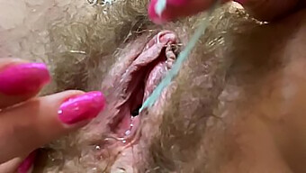 Primo Piano Di Una Figa Pelosa Con Orgasmo Intenso E Squirt