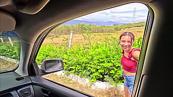 Una Pobre Chica Caminando Por La Carretera Tiene Una Aventura En El Garaje De Una Casa Y Recibe Una Gran Polla