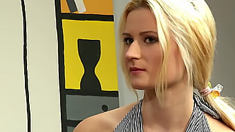 Eine Zaghafte Blonde Teenagerin Zeigt Ihre Wilde Seite