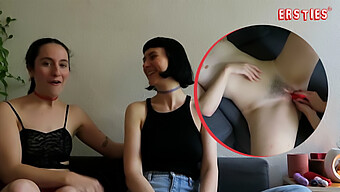 Berlin-Motedesignerne Katie A Og Delfine L Engasjerer Seg I Sensuell Fingring Og Oral Nytelse.