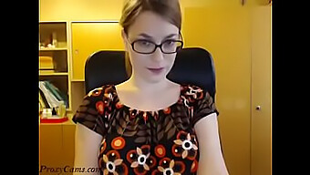 La Nerd Si Spoglia E Balla Nuda In Webcam Per Il Tuo Piacere