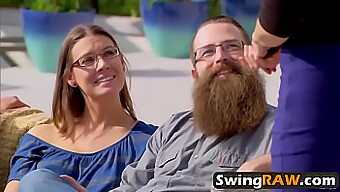 Skutečná Swingerská Skupina Si Užívá Orgie A Vyměňuje Si Partnery V Reality Show