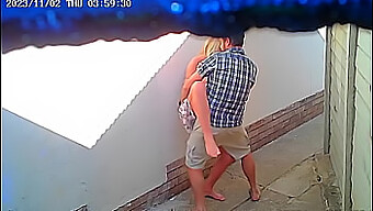 Um Casal É Pego Fazendo Sexo Ao Ar Livre Em Um Restaurante Público.