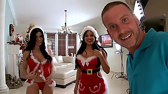 As Belezas Do Bumbum De Bolha Rebeca Linares E Abella Anderson Em Um Jogo Anal Quente De Natal Por Bangbros