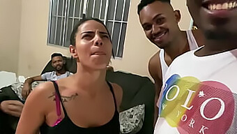 Matrona Brasileira E Três Homens Negros Em Vídeo Caseiro Amador