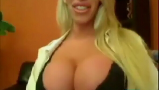 Una Rubia Explosiva Con Grandes Tetas Naturales Se Pone Traviesa En La Webcam