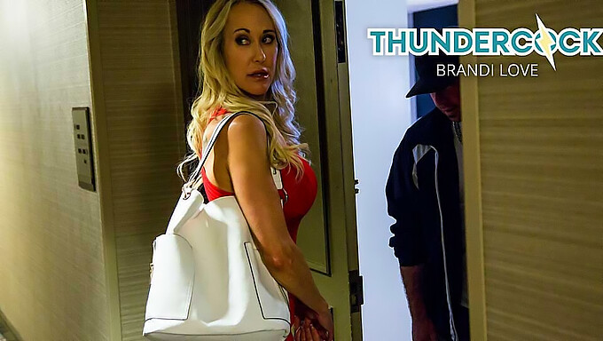 Milf Brandi Love Memberikan Blowjob Dan Menelan Beban Yang Besar. Anda Pasti Tidak Mahu Terlepas Video Ini!