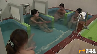 Asiatischer Gruppensex Mit Zierlichen Brünetten Und Braunen Typen Unter Der Dusche