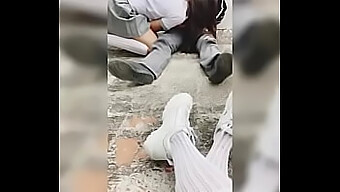 一位年轻女子记录她的朋友在大学里给一个男人口交,他们一起参与性活动