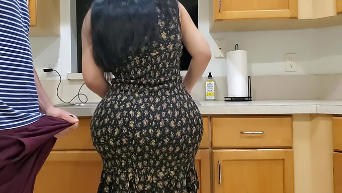 La Seducente Matrigna Seduce Il Figliastro In Cucina Dopo Aver Scoperto Il Suo Impressionante Membro Virile.