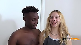 Irinino První Setkání S Mladým Latino Teenagerem A Velkým Černým Penisem Vede K Její Radosti.