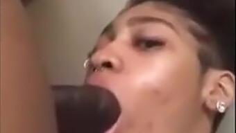 Amateur Black Suce Une Bite Avec Un Gros Cul