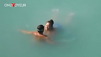 Un Uomo Fortunato Incontra Una Sirena Formosa Mentre Naviga Nell'Oceano.