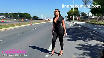 淘气的亚洲少女lina Nakamura在高速公路上向有天赋的卡车司机展示她的阴部