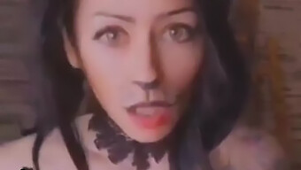 Si Cantik Bertato Mengenakan Kostum Halloween Buatan Sendiri