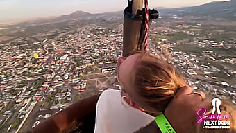 Intenso Amor Al Amanecer (Conclusión Dentro) Encima De Las Pirámides De Un Globo De Aire Caliente